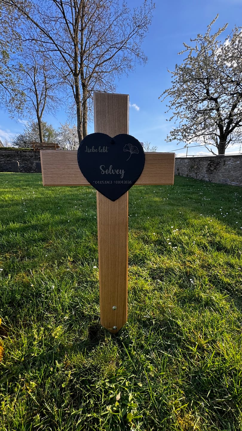 Customer photo review of Grabkreuz aus Eiche mit Schieferherz