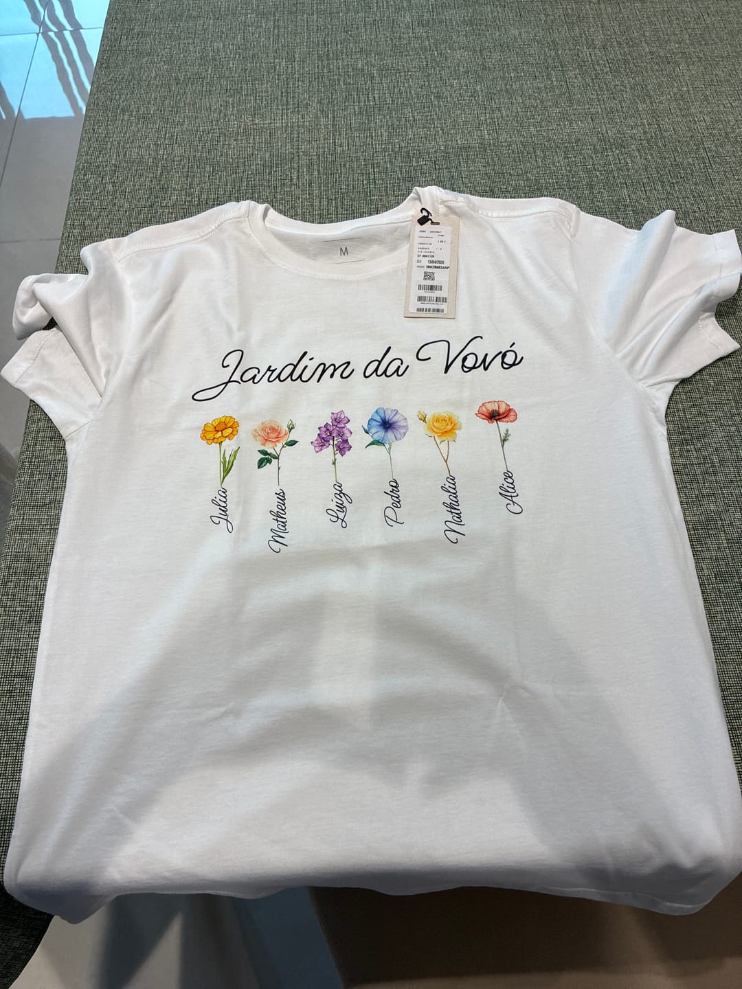 Customer photo review of Camiseta JARDIM DA VOVÓ - NOVAS FLORES  | Presente para Avó | Algodão 100%