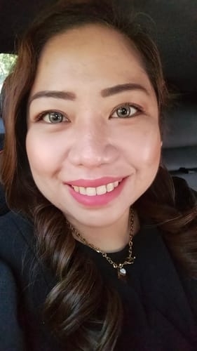 Close-up of a smiling reviewer in a car wearing the Exo Color Bebi Light Grey contact lenses.