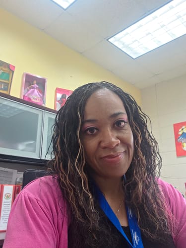 Customer wearing her long, wavy Freetress Human Hair Braids with some blonde highlights.