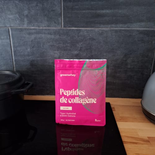 Sachet rose de Peptides de Collagène PEPTAN® d'un client, posé sur une plaque de cuisson.