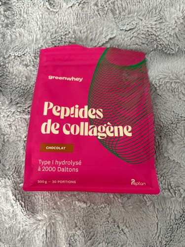 Photo d'un client montrant le sachet rose de Peptides de Collagène saveur chocolat.