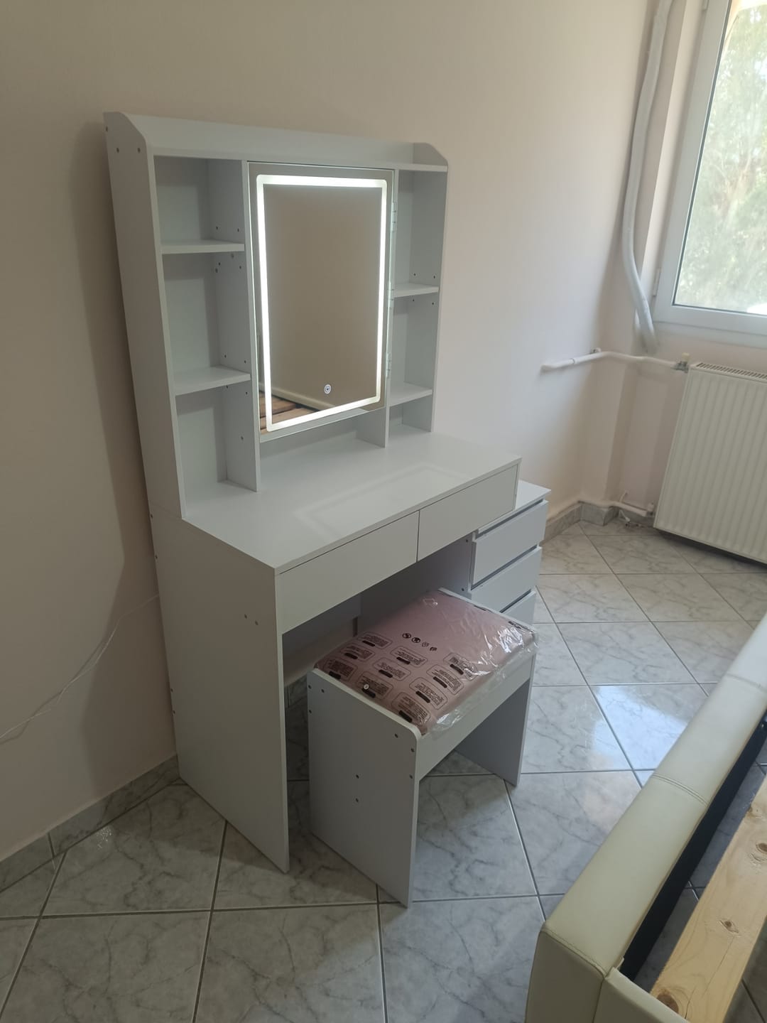 Customer photo review of Τραπέζι Μπουντουάρ Μακιγιάζ Tουαλέτας Με Σκαμπό Κρεβατοκάμαρας Καθρέφτης Με Ντουλάπι Λευκό με Φωτισμό LED Ρυθμιζόμενη Φωτεινότητα RD-T125W01