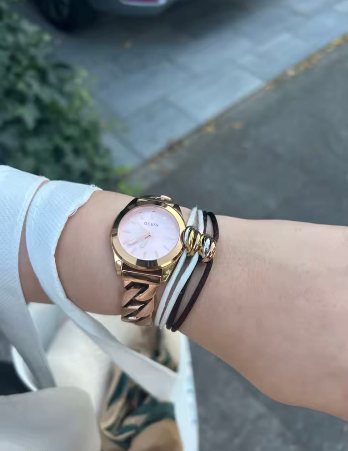 Customer photo review of צמיד אלגנטי עם חוט בגוון שחור עם טבעת משולשת בגווני זהב