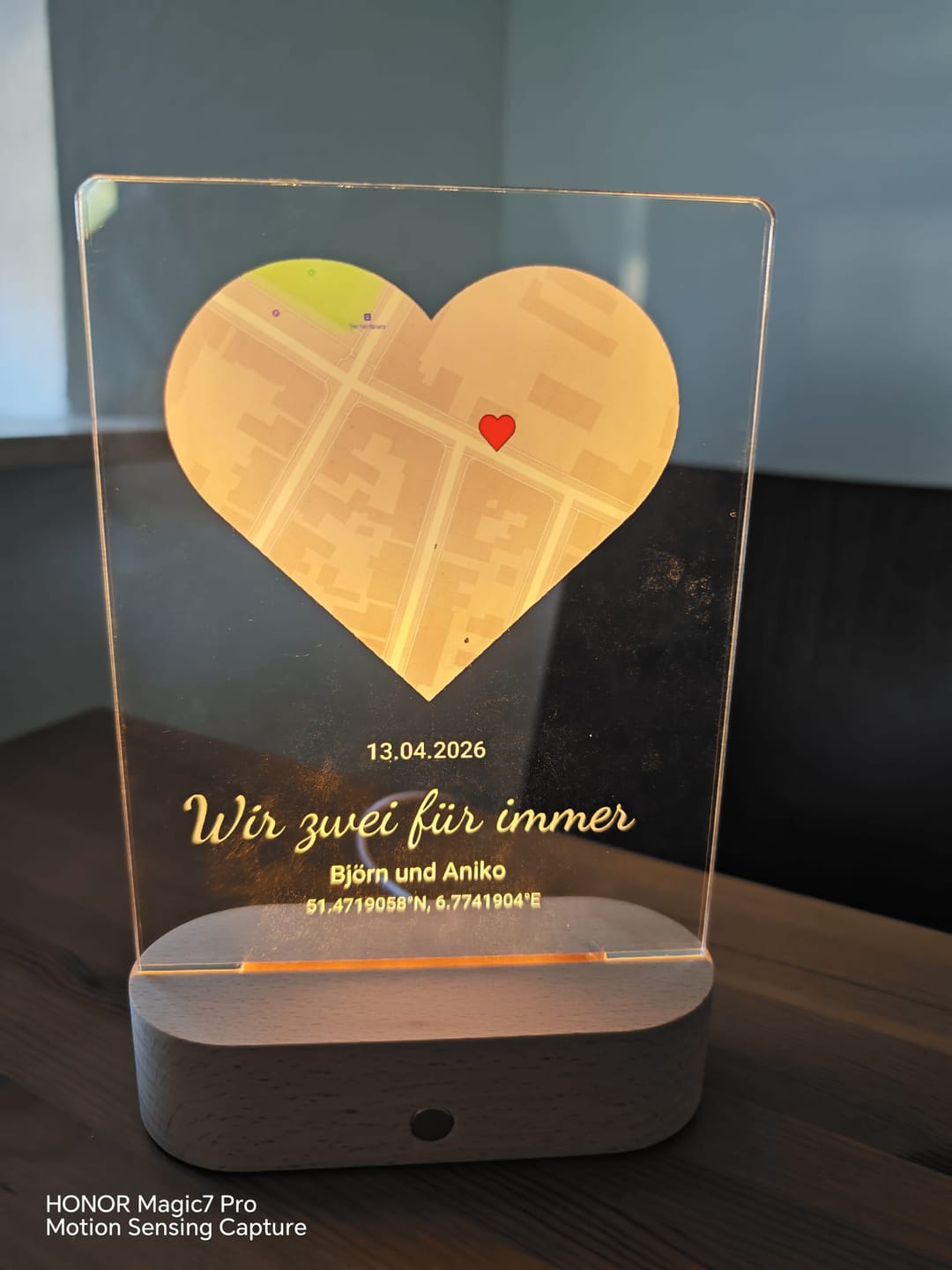 Customer photo review of Wo alles begann - Personalisiertes Nachtlicht mit LED-Holzfuß (14x20)