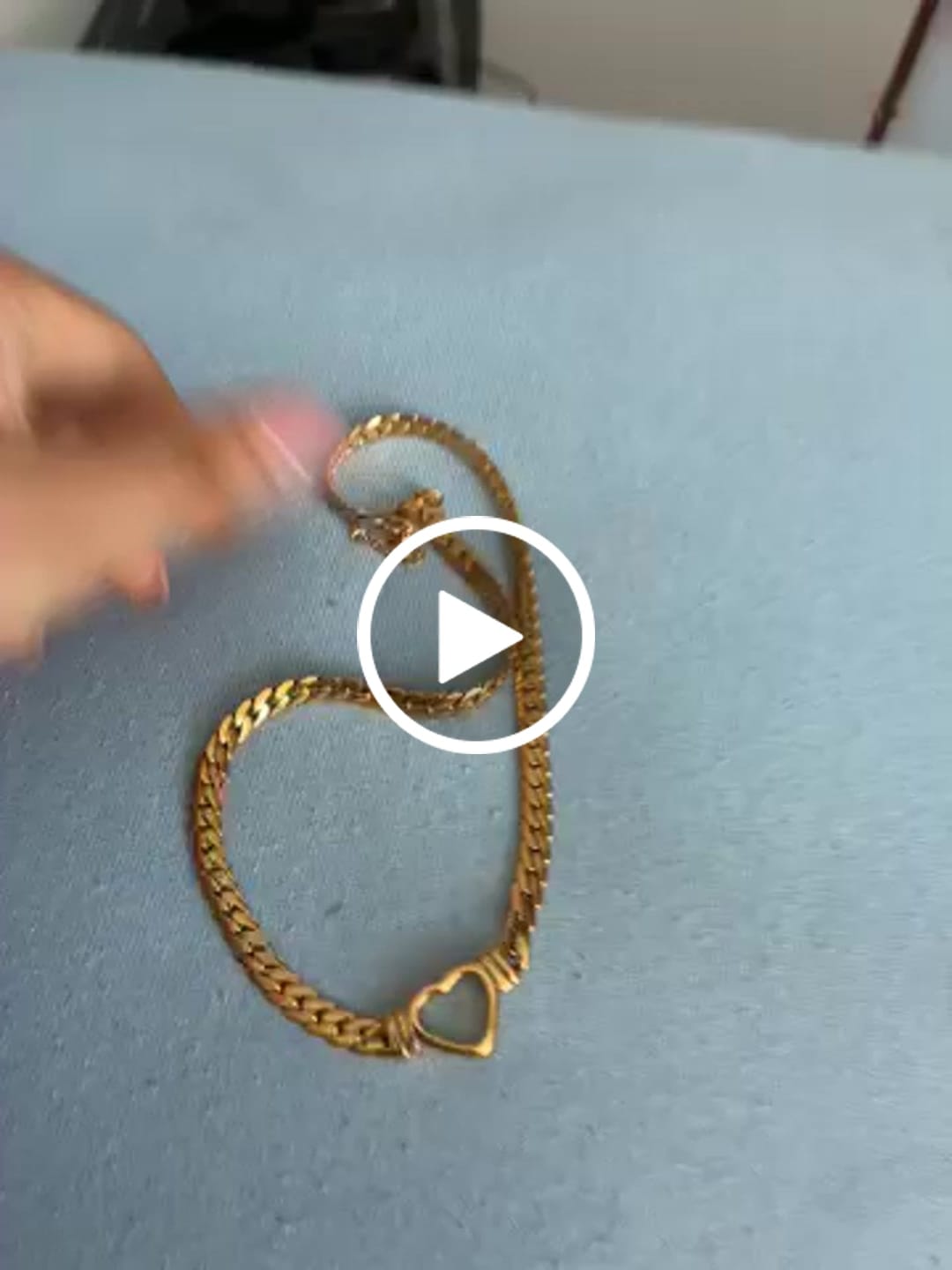 Customer video review of Colar Gargantilha Coração Minimalista Banhado em Ouro 18K