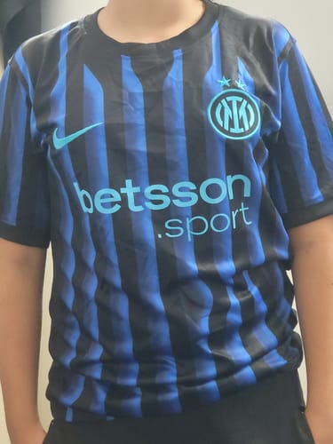 Client portant un maillot de football à rayures bleues et noires.