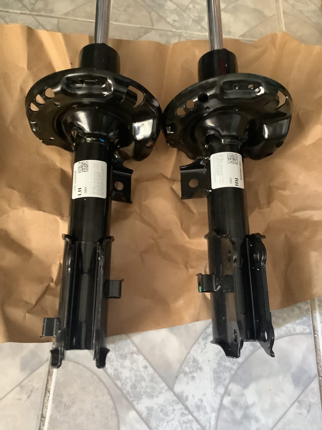 Customer photo review of Amortiguador Delantero Derecho  17 20 Kia Rio 4 Original 54660H9200