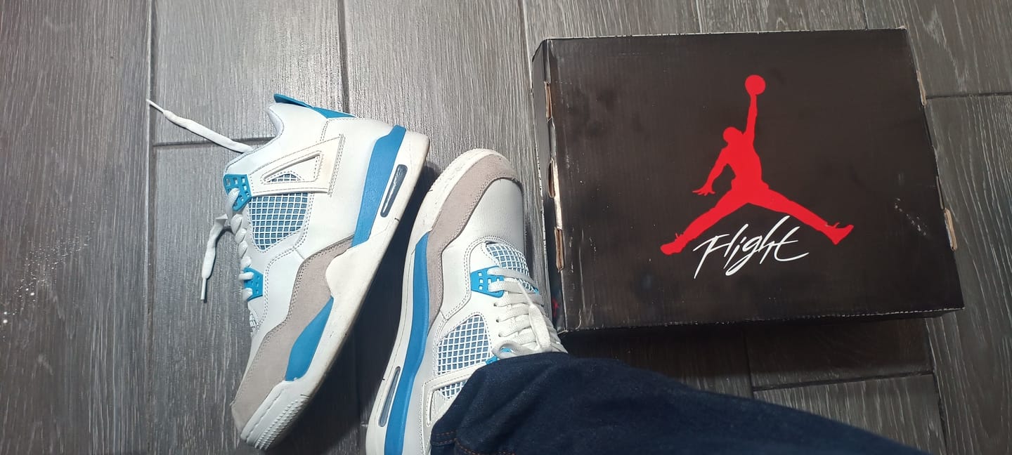 Customer photo review of Tenis Retro 4 Blanco Azul