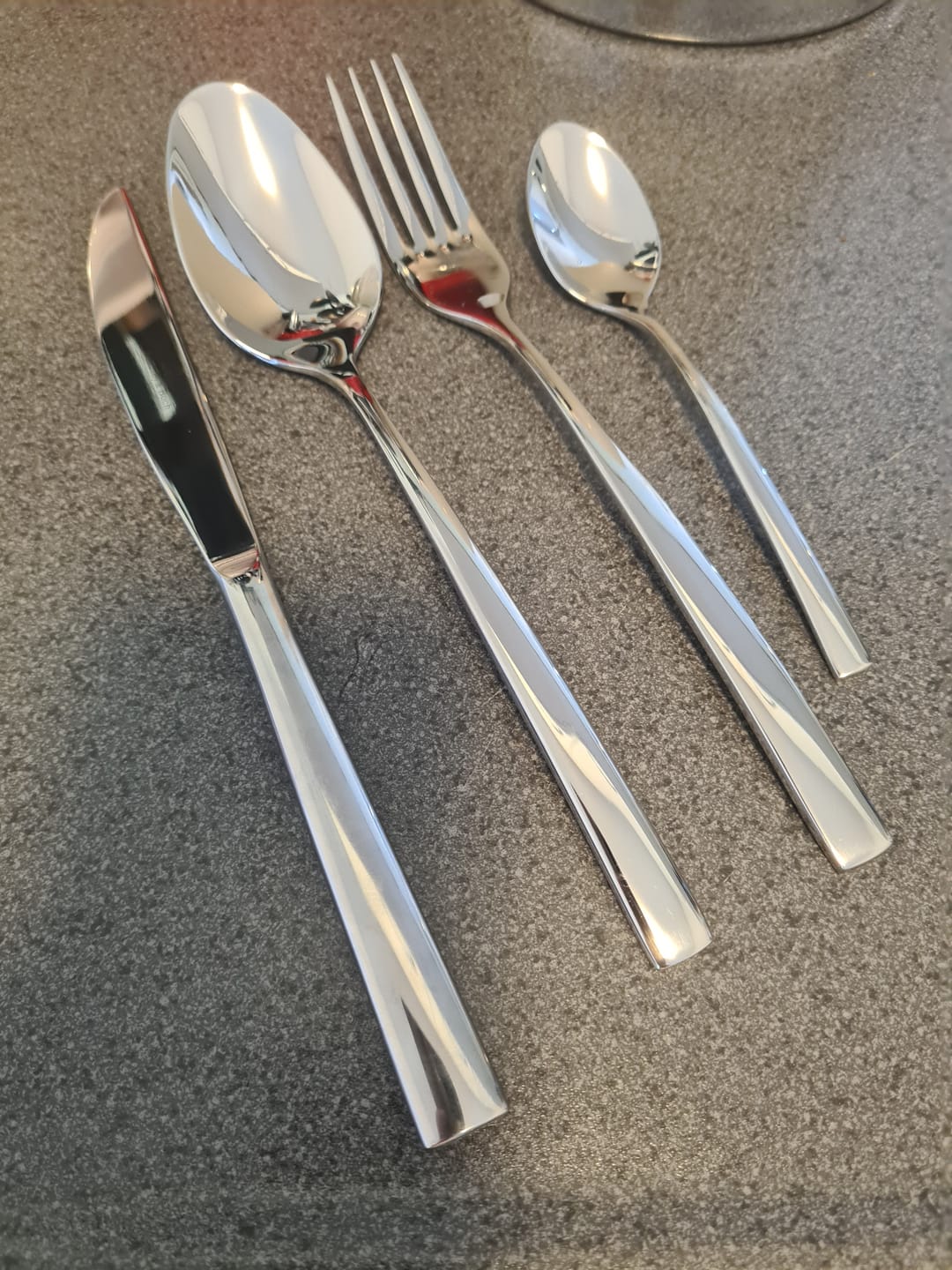 Customer photo review of Villeroy & Boch Bestekset Piemont - 18/10 RVS - 24 delig / 6 personen