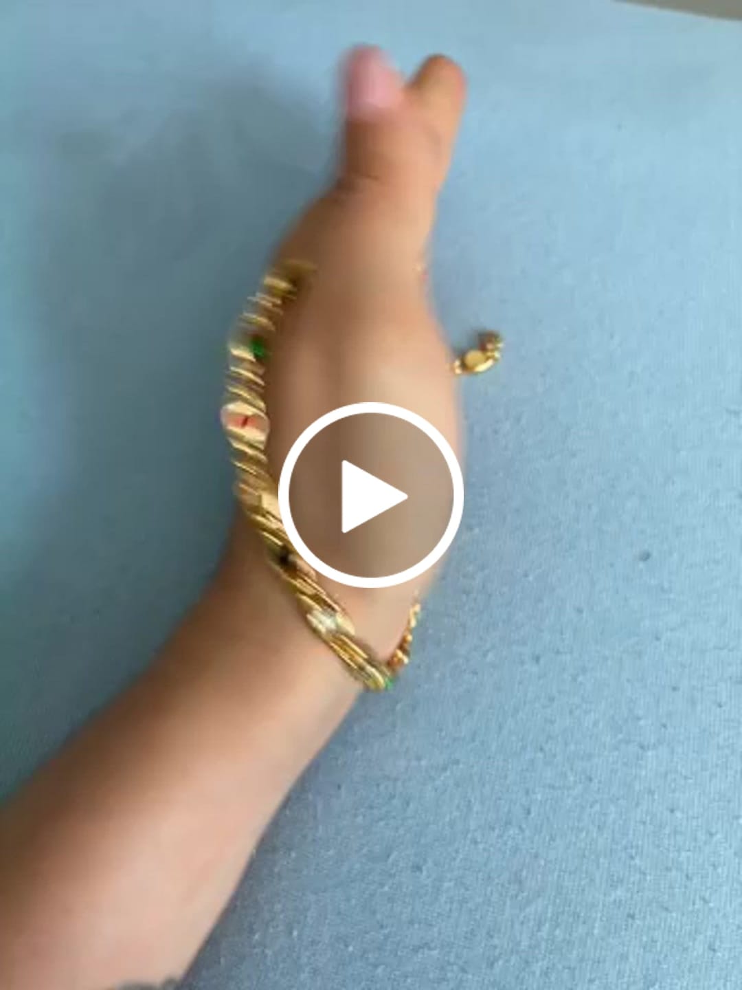 Customer video review of Colar Chloé Banhado em Ouro 18k