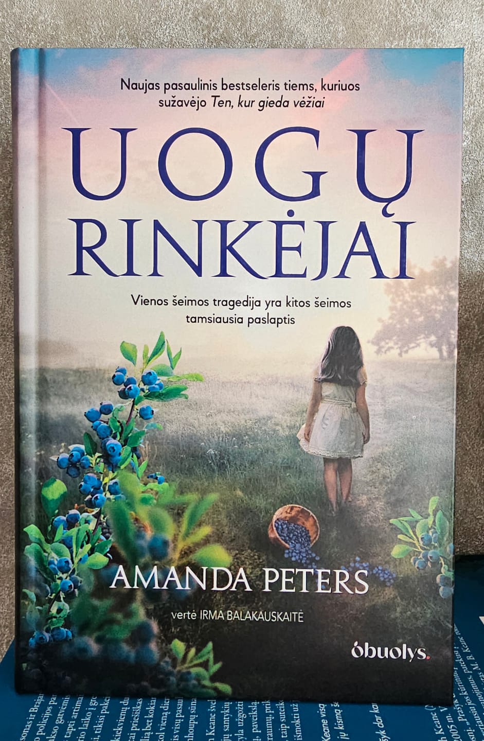 Customer photo review of Uogų rinkėjai: vienos šeimos tragedija yra kitos šeimos tamsiausia paslaptis – Pasaulinis bestseleris daugiau nei 25 šalyse