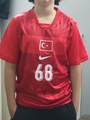 Client portant un maillot de football rouge avec le drapeau de la Turquie et le numéro 68.