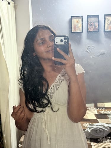 Reviewer takes a mirror selfie, showing their iPhone in the royal black Signature Leather Magsafe Case.