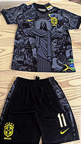 Client présentant l'ensemble enfant Brésil noir spécial, avec son maillot graphique et son short numéroté.