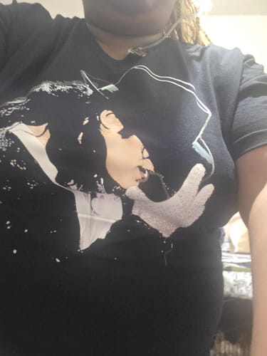 Reviewer wearing the dark MJ t-shirt featuring a Michael Jackson graphic.