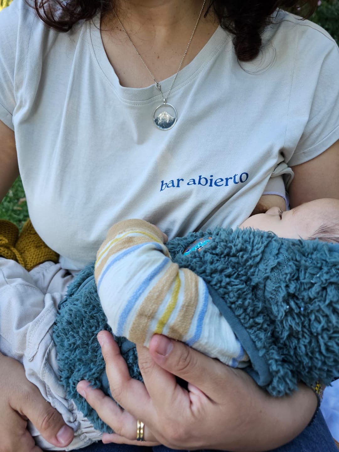 Customer photo review of Polera de Lactancia Sahr - Mucho Amor