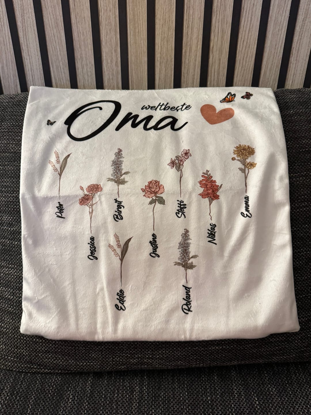 Customer photo review of Personalisiertes Kissen - "Weltbeste Oma | Blumen"
