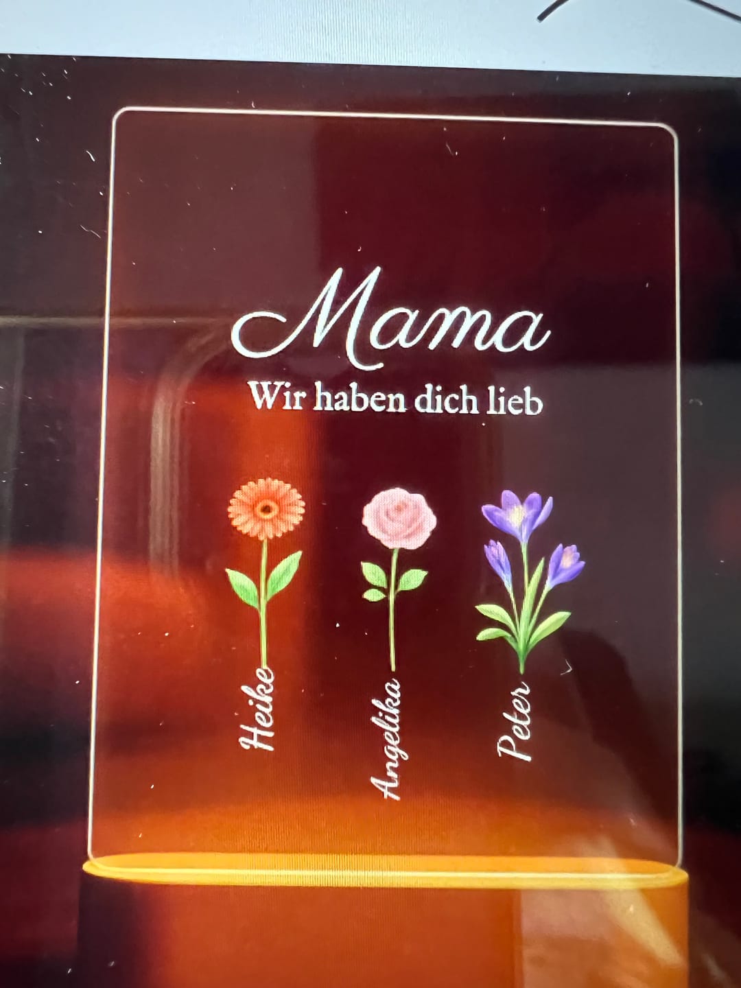 Customer photo review of Mama Geschenk mit Blumen und Namen - Personalisiertes Nachtlicht mit LED-Holzfuß (14x20)