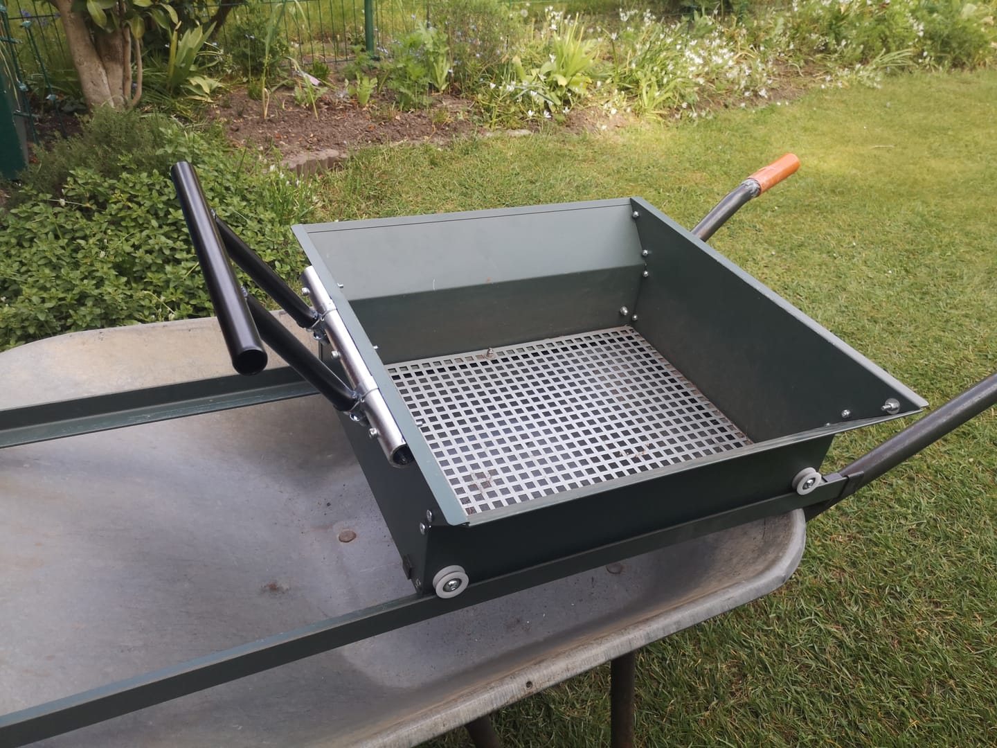 Customer photo review of Jetroc III Kompostsieb für Schubkarre – stabil, sauber, effizient