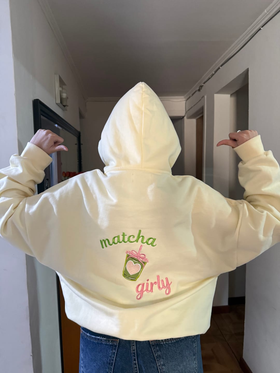 Customer photo review of POLERÓN HOODIE MANTEQUILLA - OVERSIZE CON GORRO LOGO Y ESPALDA BORDADO