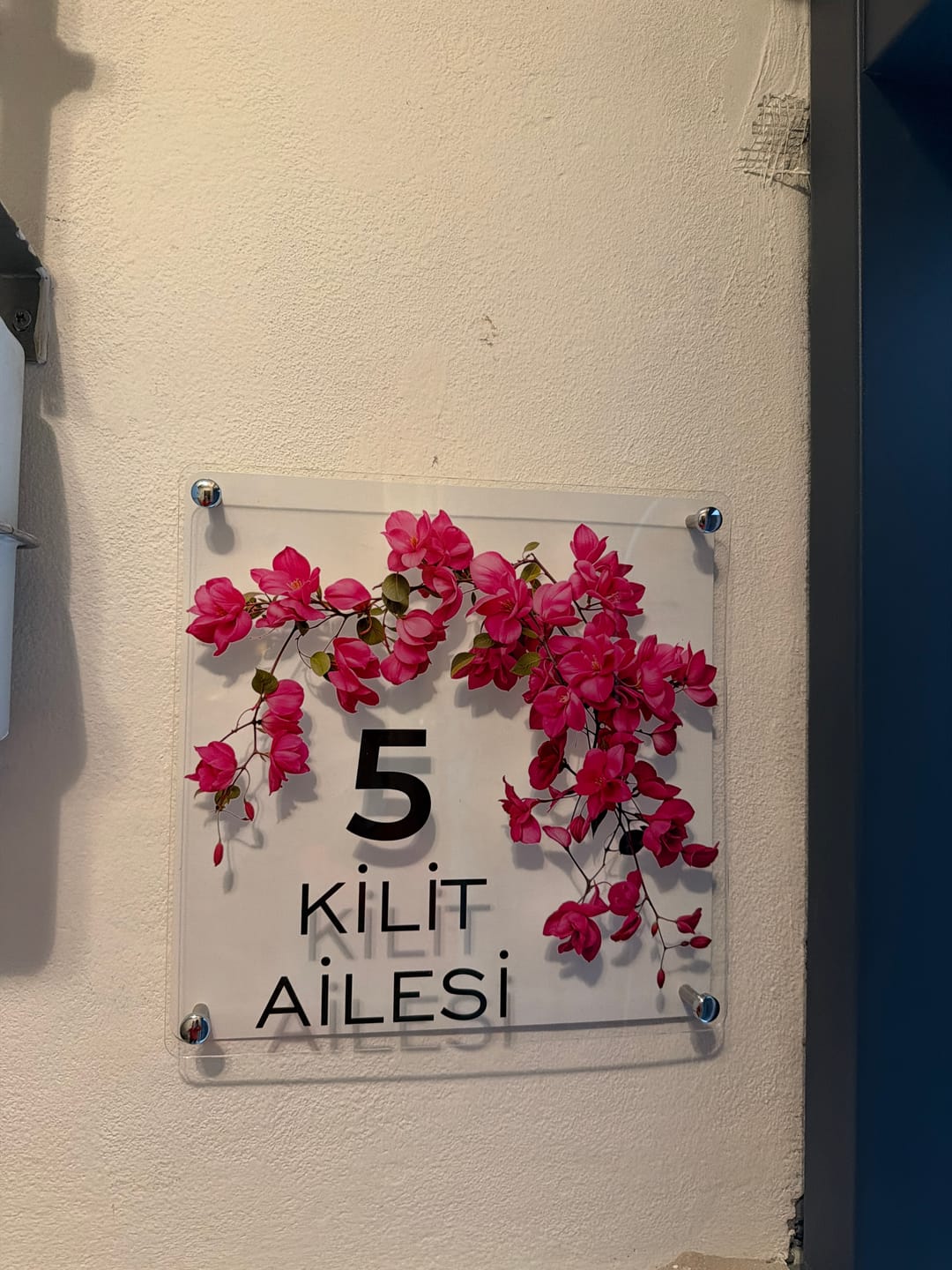 Customer photo review of Kişiye Özel Begonvil Çiçekli Kapı İsimliği