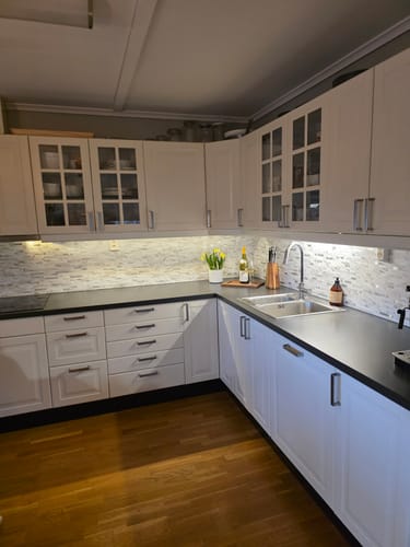 Kundens oversiktsbilde av det ferdige kjøkkenet med Stein Marmor selvklebende veggfliser som bakplate.
