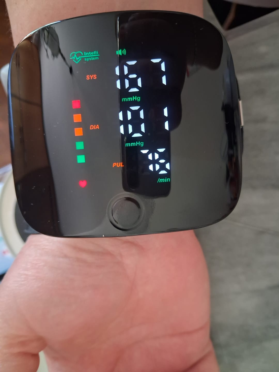 Customer photo review of Misuratore di Pressione da Polso con Schermo LED e Voce in Italiano