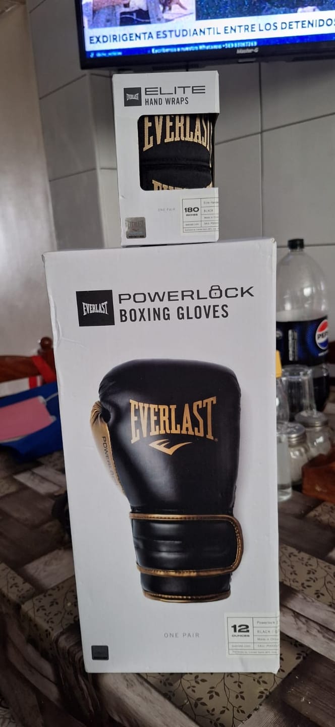 Customer photo review of Guantes de Boxeo Everlast Powerlock + Venda de Boxeo Elite
