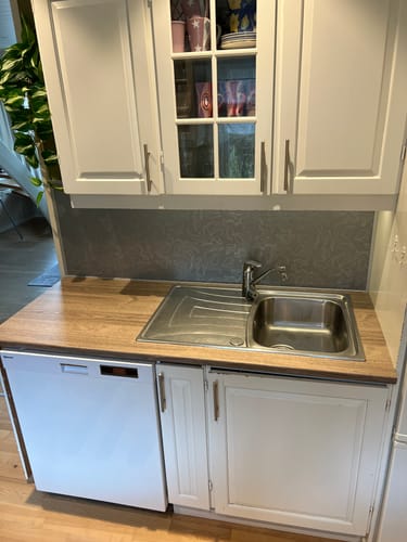 Kundes kjøkkenbenk ved vasken, nå dekket med lys Premium Bristol oak kontaktplast.