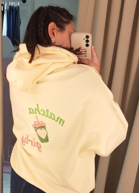 Customer photo review of POLERÓN HOODIE MANTEQUILLA - OVERSIZE CON GORRO LOGO Y ESPALDA BORDADO