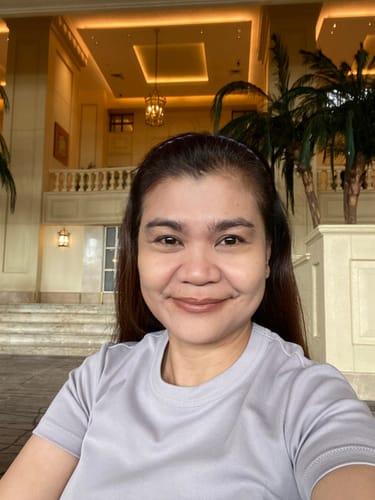 Reviewer with clear, smooth skin smiling after using the Bad Skin™ Korean Collagen Bomb Hydrating Ampoule.