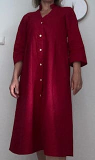Cliente portant la robe en lin rouge également mentionnée dans son avis.