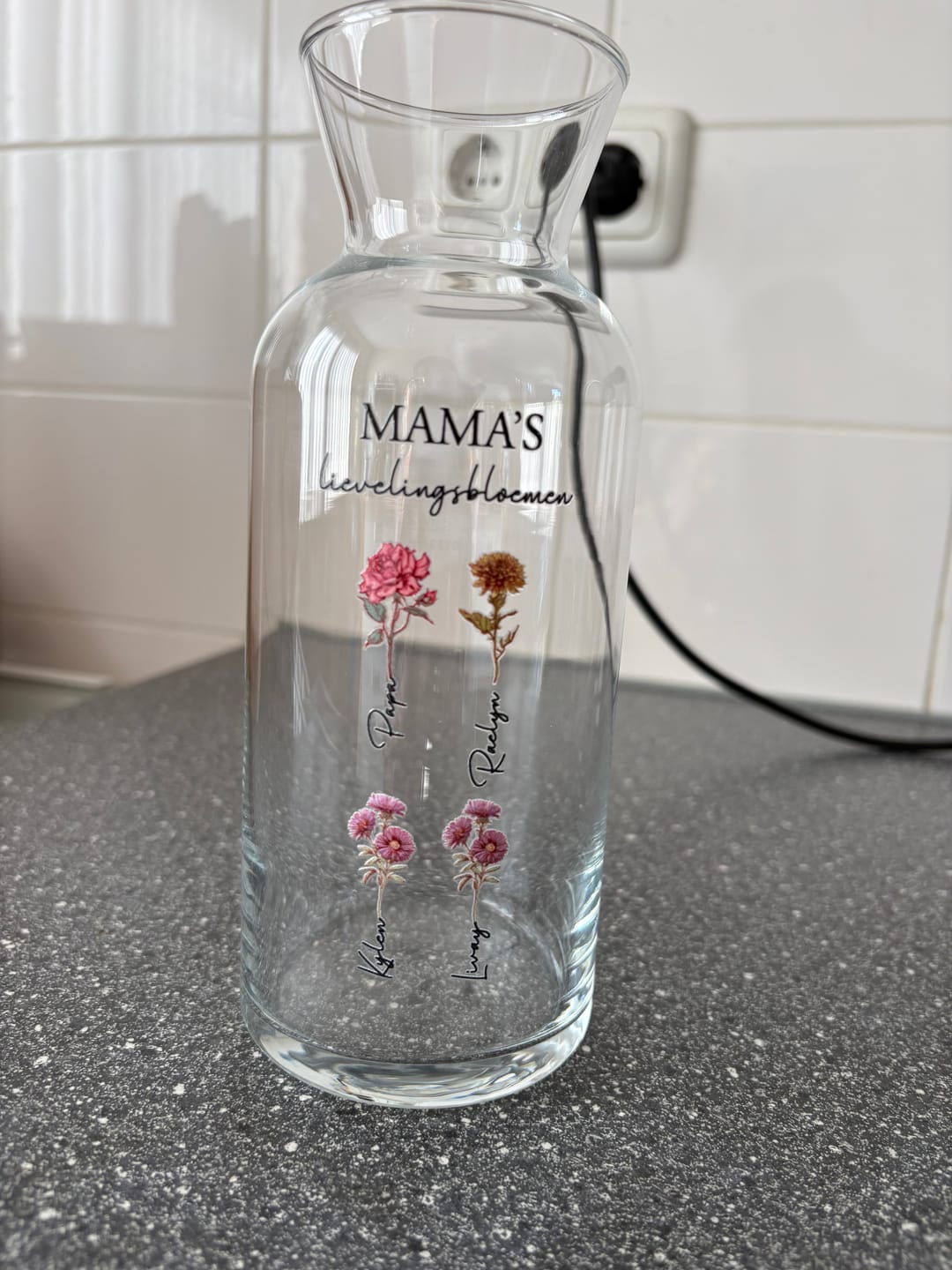 Customer photo review of Mama’s tuin – Gepersonaliseerde glazen vaas met naam en bloemen voor mama en oma