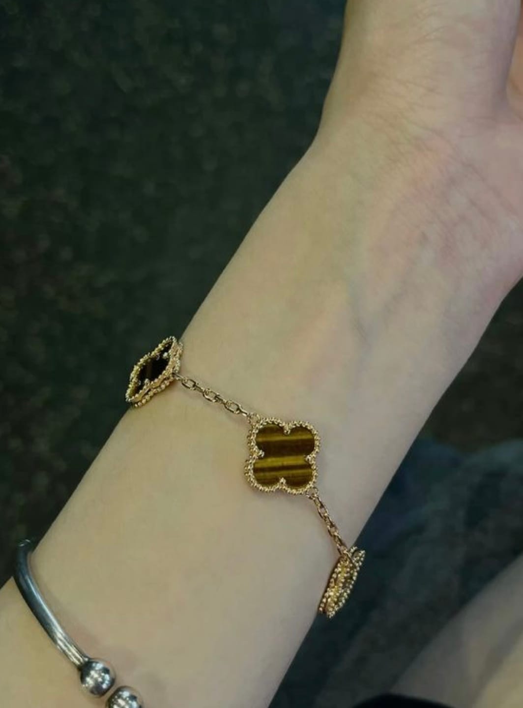 Customer photo review of צמיד תלתן בגוון זהב עם 5 תלתנים בגוון חום