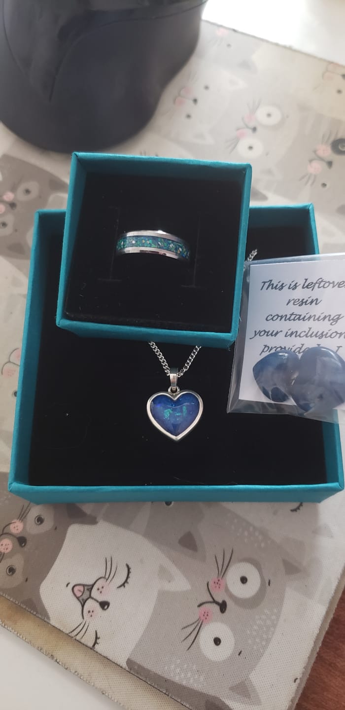 Customer photo review of Thick trim heart pendant