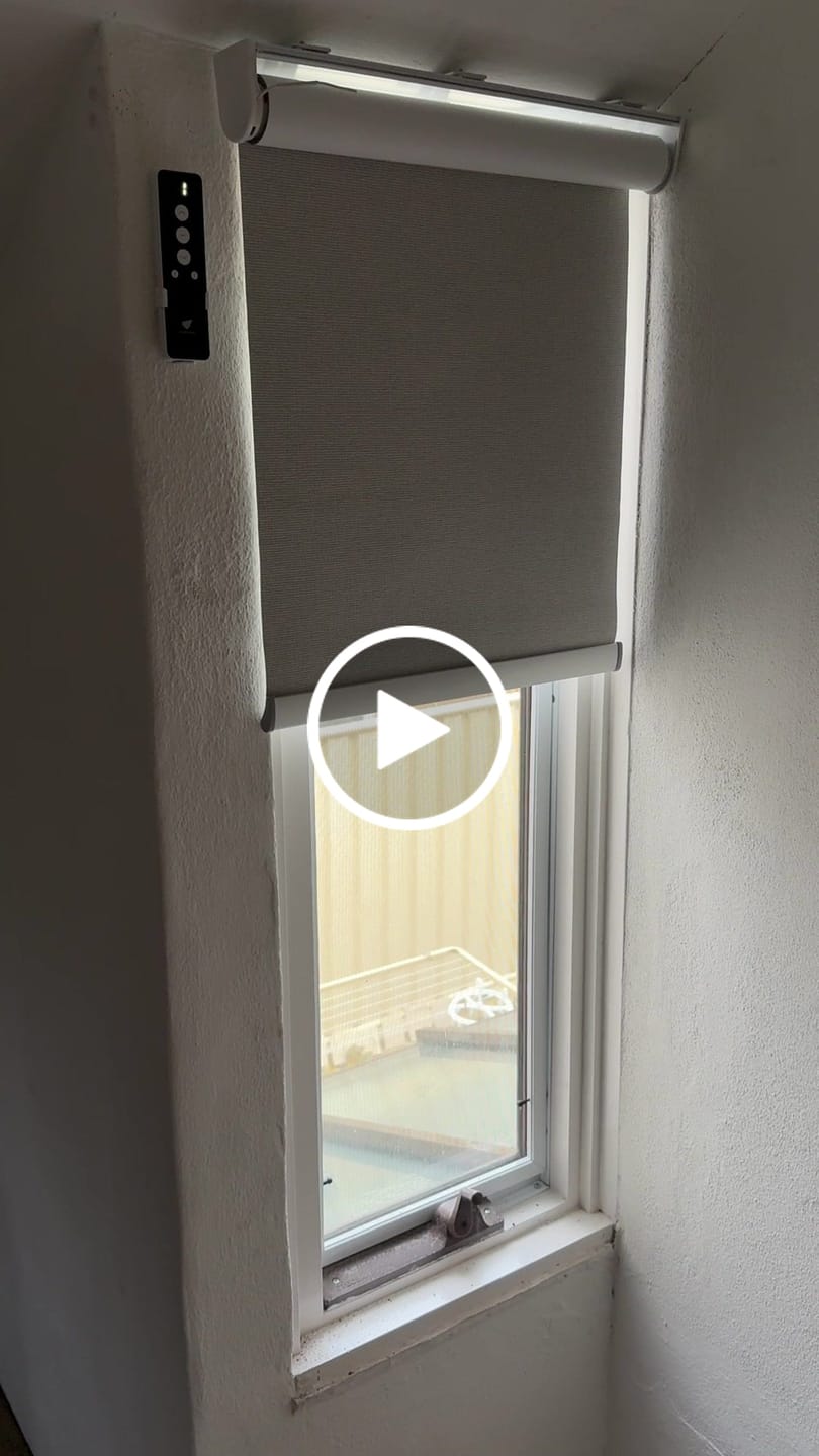 Customer video review of SmartWings Motorized Roller Shades 100% Blackout Safari