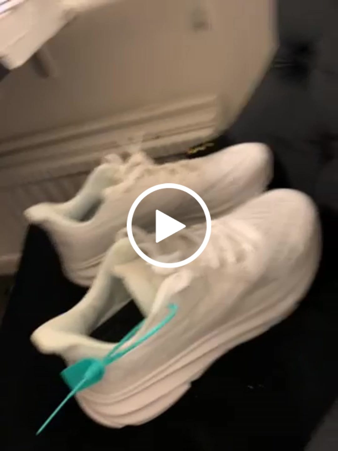 Customer video review of NOKA V1 Träningsskor