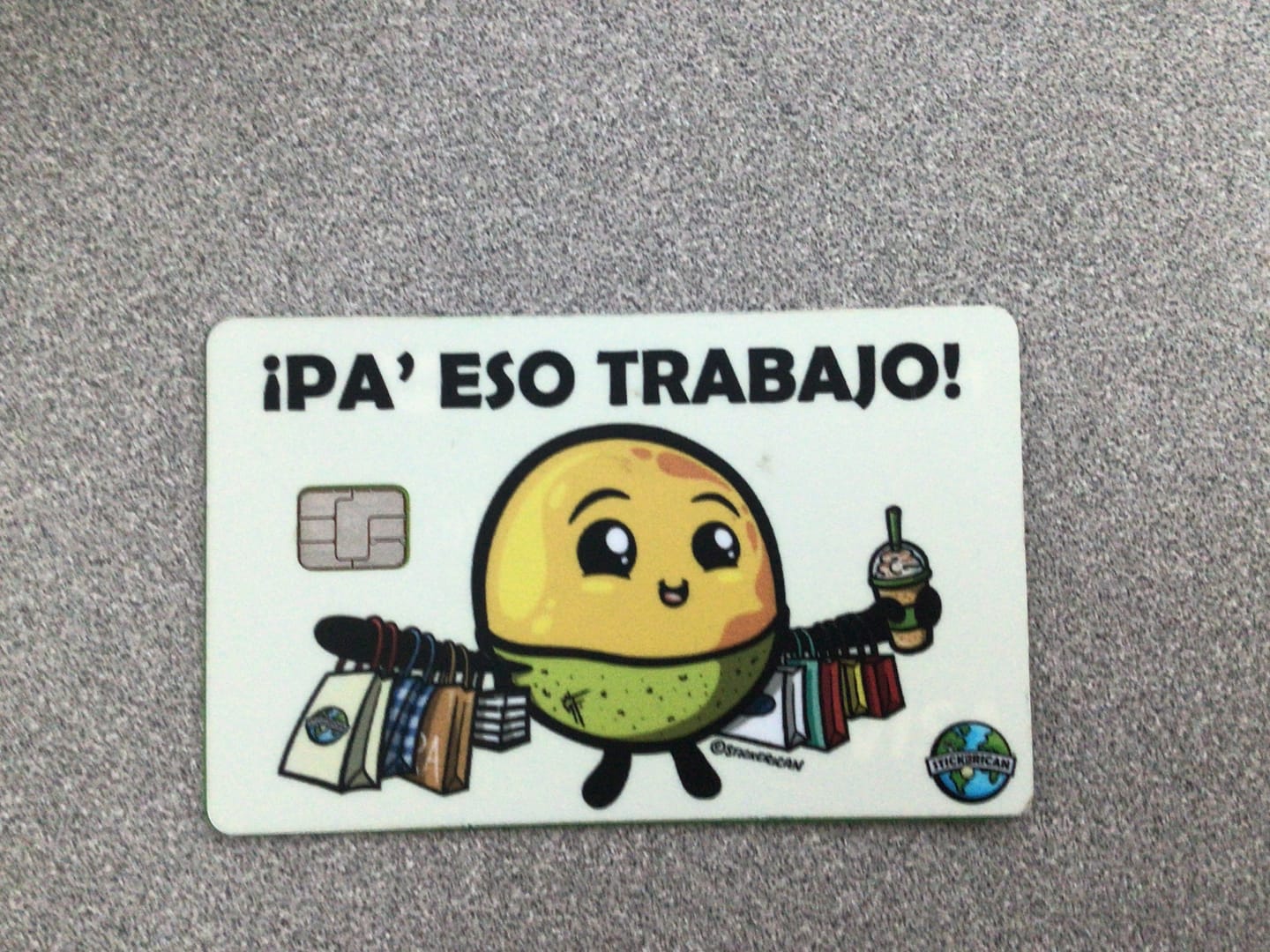 Customer photo review of Pa’ Eso Trabajo - Sticker para Tarjeta de Crédito