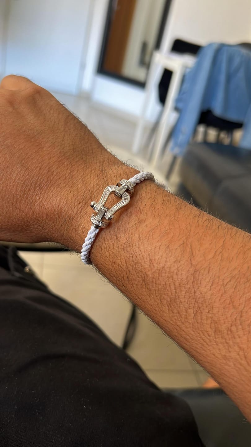 Customer photo review of צמיד יוקרתי עם רצועת חבל לבנה ואבזם כסוף משובץ קריסטלים נוצצים