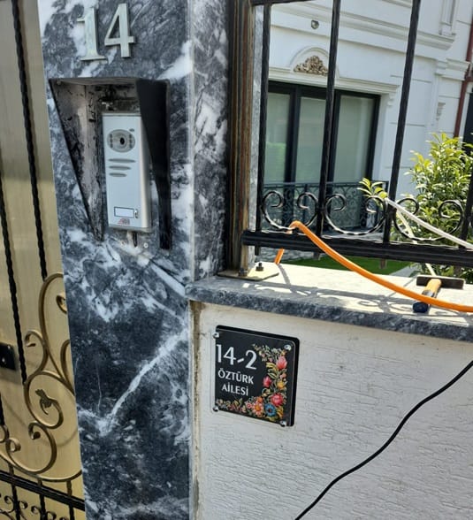 Customer photo review of Çiçek Desenli Zarif Daire Kapı Tabelası