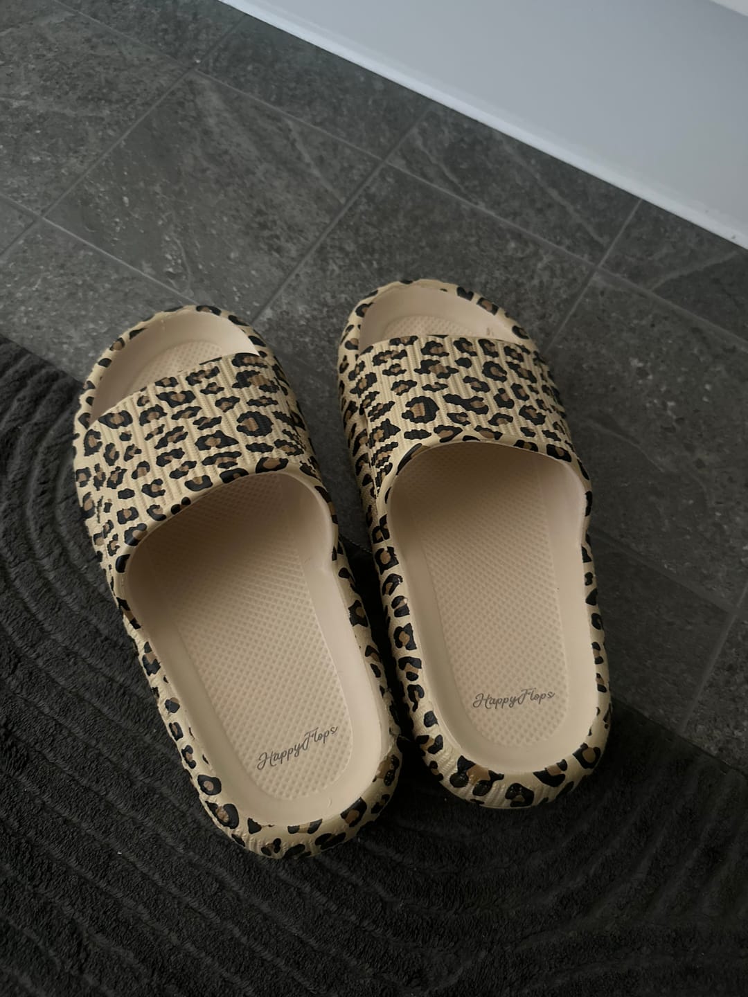 Customer photo review of HappyFlops Limited Editions