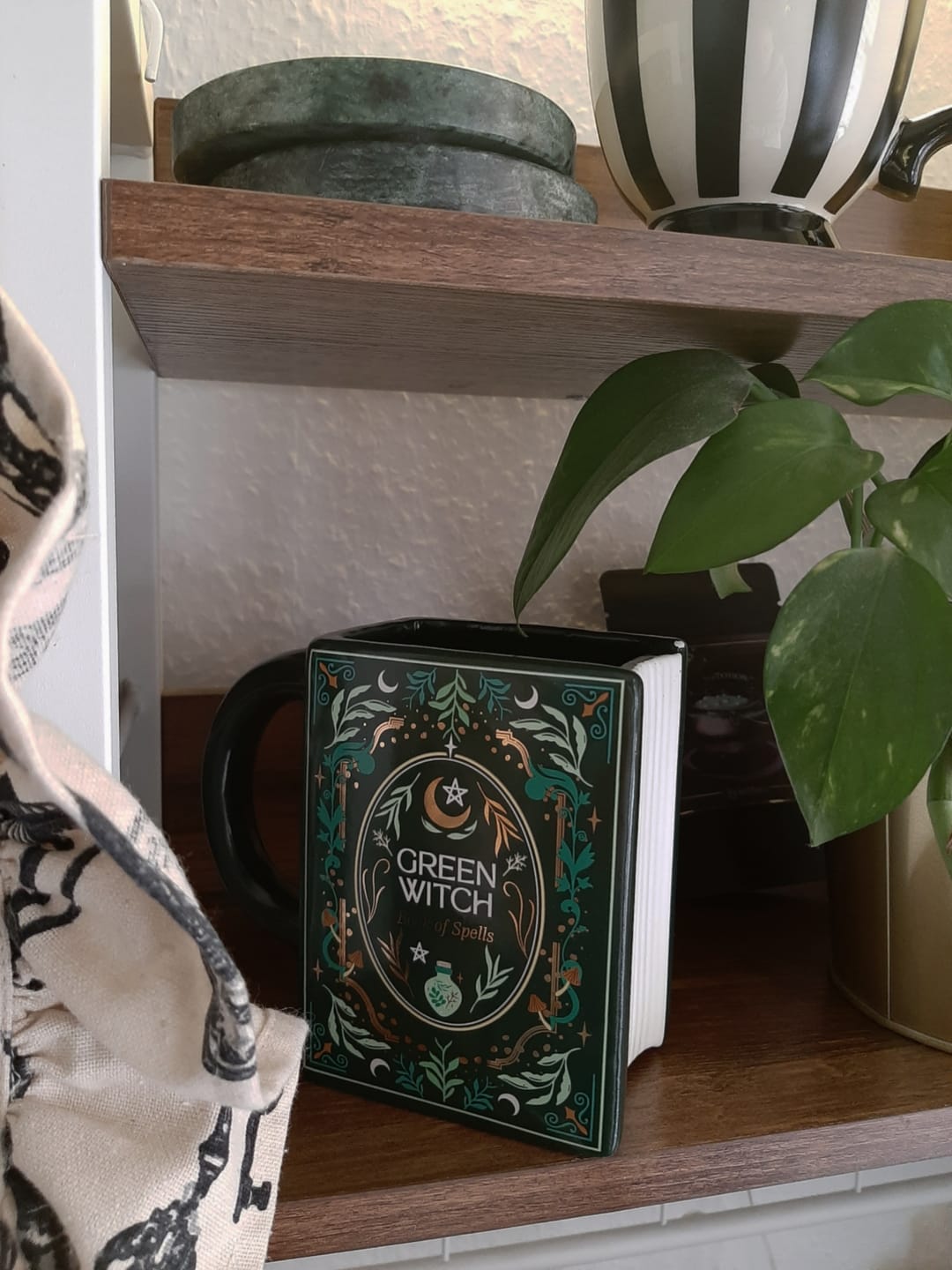 Customer photo review of Buchförmige Tasse „Green Witch“ – Keramiktasse für Natur- und Bücherliebhaber