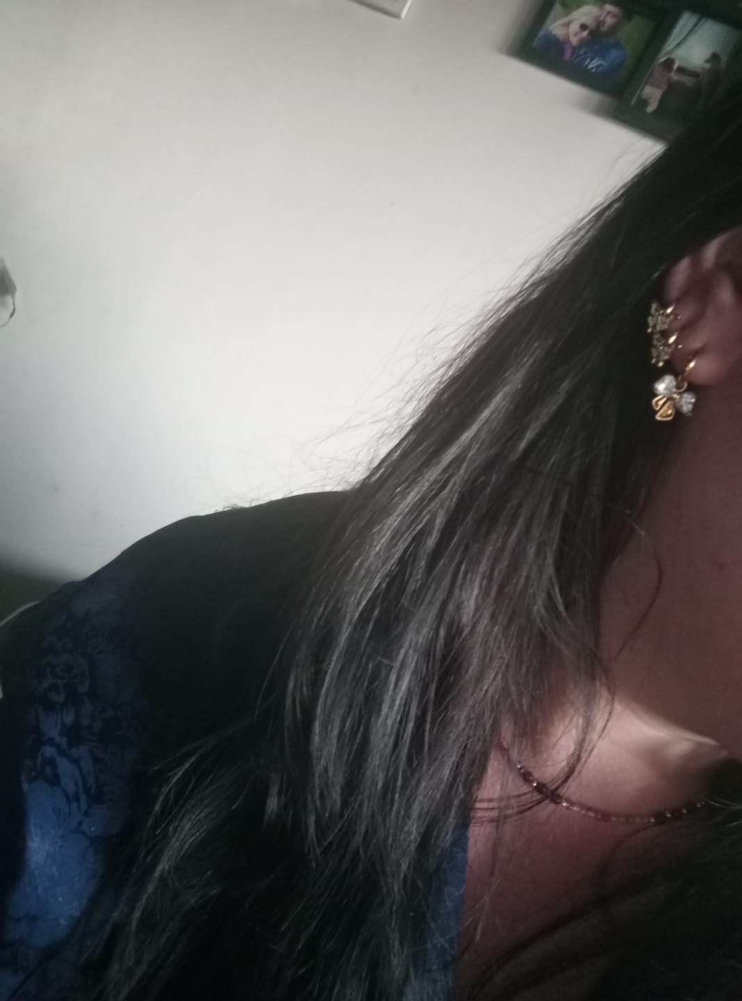Customer photo review of Elegance Ribbon Huggie Ohrringe 14K Vergoldet