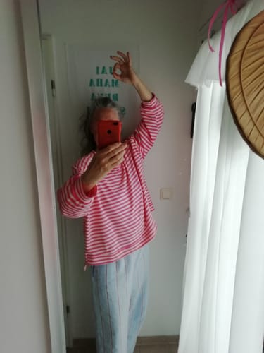 Rezensentin trägt den rosa-weiß gestreiften Sweater SOUL STRIPES in einer Spiegelaufnahme.