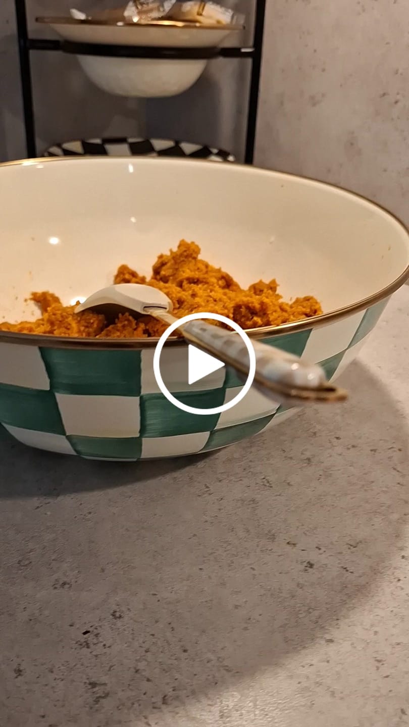 Customer video review of Emerald Check Extra Large Everyday Bowl