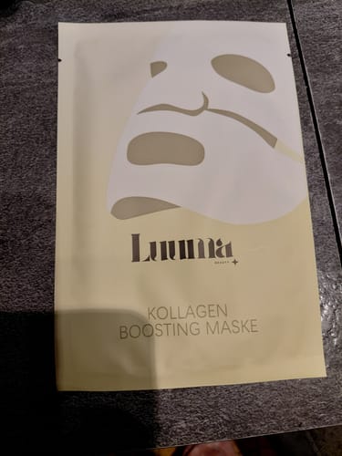Kunde zeigt die Kollagen Boosting Maske in ihrer hellgelben Verpackung.