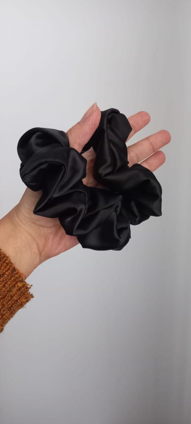 Customer photo review of Scrunchie - Negra Petit