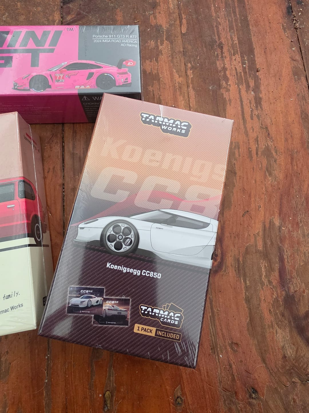 Customer photo review of (PRE-ORDER) Tarmac Works 1:64 Koenigsegg CC850 White + Trading Cards Combo Set