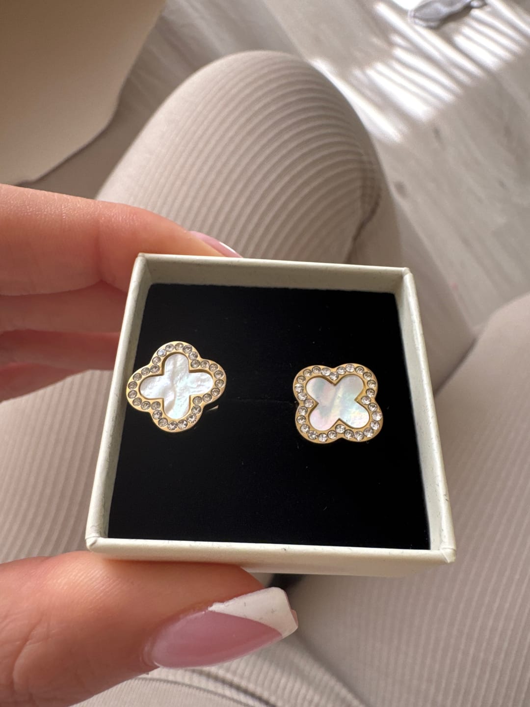 Customer photo review of Pave Perlmutt Lucky Leaf Ohrstecker 14K Vergoldet